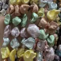 Vue macro de perles d'imitation baroques irrégulières aux couleurs lustrées variées - Env. 20 mm (env. 20 perles par fil) / Couleurs Mixtes 5