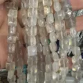 Vista macro que muestra la textura traslúcida de cuentas de ágata natural cuadradas para joyas - Ágata