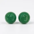 Zwei halbrunde grüne Naturstein-Cabochons mit graviertem Zeichen für DIY-Schmuckherstellung - 6mm / Optimierte Malay-Jade