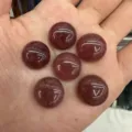 Rote Naturstein-Cabochons im Halbschiff-Schliff für Schmuck mit weißen Runensymbolen - 4mm / Erdbeerquarz