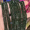 Nahaufnahme von 2x4mm facettierten grünen Kristall-Rondellperlen für DIY-Schmuck. - 约2x4mm(约150颗一条) / Grüner Goldsand