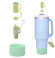 Détail accessoire gourde Stanley, joli couvre paille fleur et protection de base en silicone. - Vert