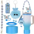 Vista dettagliata della tracolla intrecciata a margherita blu e del ciondolo in peluche. - Blu B