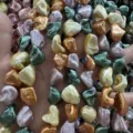 Vue macro de perles en nacre baroques irrégulières colorées au fini métallisé - Env. 20 mm (env. 20 perles par fil) / Multicolore 4