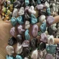 Gros plan de perles d'imitation baroques irrégulières en forme de dents pour bijoux - Env. 20 mm (env. 20 perles par fil) / Multicolore 3