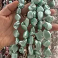 Gros plan de perles d'imitation baroques irrégulières vert clair pour bijoux DIY - Env. 20 mm (env. 20 perles par fil) / Vert clair