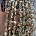 Gros plan de perles d'imitation baroques dorées irrégulières pour bijoux DIY - Env. 20 mm (env. 20 perles par fil) / Champagne Doré