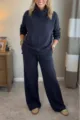 Detailansicht des dunkelblauen Rollkragen Sweatshirts und der passenden weiten Hose. - S / Oberteil und Hose / Marineblau