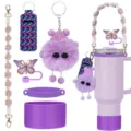 Vista dettagliata set accessori tazza viola, cinturino margherita e mostriciattolo peluche. - Viola B
