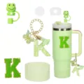 Set di accessori per bicchiere Stanley verde con toppa lettera K, copertura per cannucce. - Verde Alfabeto