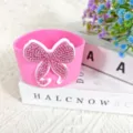 Siliconen roze bekerhoes met strass strik voor Stanley waterfles antislip detail - Strass Strik Stijl 2
