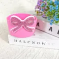 Roze siliconen waterfleshoes laars met sprankelende strass strik detail close-up view. - Strass Strik Stijl 4