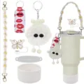 Set accessori per bicchiere con tracolla intrecciata, ciondolo di peluche e copertura. - Lettera Bianca D