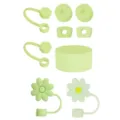 Primo piano accessori per bicchieri in silicone, copripaglia verdi e tappi a margherita. - 9 Pezzi / Set Verde A
