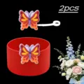 Dettaglio del copri tazza in silicone e simpatica copri paglia farfalla per accessori. - Rosso