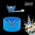 Vista dettagliata della custodia in silicone blu per tazza e del simpatico copripaglia a farfalla. - Blu