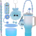 Stanley Tassen Zubehör Set mit geflochtenem Gänseblümchen Gurt und Plüsch Anhänger. - Blau A