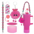 Set accessori tazza Stanley rosa con cinturino margherita e portachiavi mostro di peluche. - Rosso Rosa A
