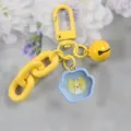 Stilvoller gelber Metall Schlüsselanhänger mit Cartoon Hunde Epoxid Anhänger und Glocke. - Stil 1