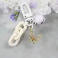 Llavero elegante con cadena blanca, campanilla morada y colgante de mariposa. - Estilo 3