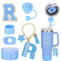 Set accessori per tazza blu con toppa lettera R, copricanna elefante e portachiavi glitterato. - Blu Alfabeto
