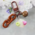 Portachiavi marrone estetico con catena spessa, campanello e ciondolo in resina. - Stile 8