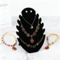 Zwarte fluwelen sieradendisplay set met vintage rode steen kettingen, oorbellen en armbanden. - Groot Blad / Zwart
