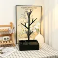Árbol joyero de plástico negro con bandeja base para collares, pendientes y pulseras. - Negro