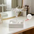 Witte roterende sieradenorganizer met meerdere haken en ladebasis voor bureau-opslag. - Roterende Doos + Hanger / Wit