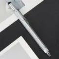Πολυλειτουργικό μεταλλικό στυλό εργαλείο με ενσωματωμένο χάρακα, γραφίδα και αλφάδι. - Сύντομο Сτυλ Хаραγμένο / Ασημί