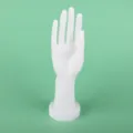 Witte plastic hand etalagepop display standaard voor sieraden ringen armbanden en handschoenen. - Huidskleur / Kort dameshandmodel met basis
