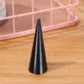 Espositore per anelli conico in plastica nera per gioielleria, elegante supporto per vetrina. - Dito Singolo / Espositore per anelli a un dito in plastica - nero