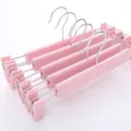 Cintre à pantalon rose avec pinces, pinces robustes pour jupes et rangement de vêtements. - Rose