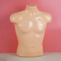 Mannelijke etalagepop torso half lichaam kunststof huidskleur borststuk voor kledingwinkel display - Huidskleur