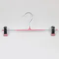 Cintre a pantalon en metal rose avec pinces reglables rangement jupe anti-derapante variante - Rose