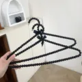 Zwarte parel kledinghanger met strik stijlvolle dubbele C kraal kledingrek voor thuisdecoratie. - 40 cm zwart