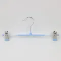 Cintre en metal reglable pour jupes et pantalons avec pinces antidérapantes pour armoire. - Bleu ciel