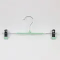 Cintre à pantalon en acier inoxydable avec pinces vertes, cintre antidérapant pratique. - Vert frais