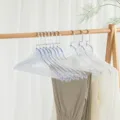 Perchas de acrílico transparente con ganchos metálicos, diseño elegante para tienda de ropa. - Transparente con gancho plano