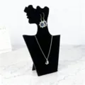 Zwarte fluwelen sieradenhouder voor kettingen en oorbellen, elegante tafelorganizer. - Kleine Mannequin / Zwart