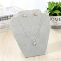 Grijs fluwelen sieraden display stand set met elegante zilveren ketting en gouden oorbellen. - Ijsgrijs Fluweel