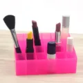 Organizer per rossetti in acrilico rosa a 24 griglie, supporto per esposizione cosmetici da scrivania. - Rosa