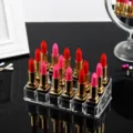 Transparante 18-vakjes acryl make-up organizer met rode en roze lippenstiften voor bureau-opslag. - Transparant