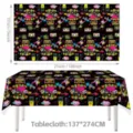 Retro 80er Jahre Party Tischdecke, Neon Kassette Gitarre Arcade Muster, 137x274cm. - Tischdecke