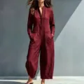 Vista detallada del elegante mono burdeos de manga larga con botones en color liso. - S / Vestidos / Rojo