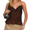 Detalle en primer plano de camisola de encaje marrón oscuro, elegante top plisado sin mangas. - Marrón Oscuro