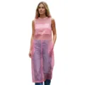 Vista detallada del vestido largo transparente rosa casual de malla usado sobre los vaqueros de mujer. - S / Rosa