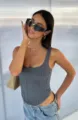 Gedetailleerd uitzicht van de stijlvolle geribbelde corset-top met vierkante hals en slim fit. - S / Grijsblauw