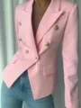 Detalle de chaqueta blazer cruzada rosa con lujosos botones dorados y corte entallado. - S / Tops / Rosa