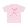 Detalle de camiseta rosa de manga corta con estampado de lazo en acuarela y texto elegante. - S / Lazo Rosa Rosa